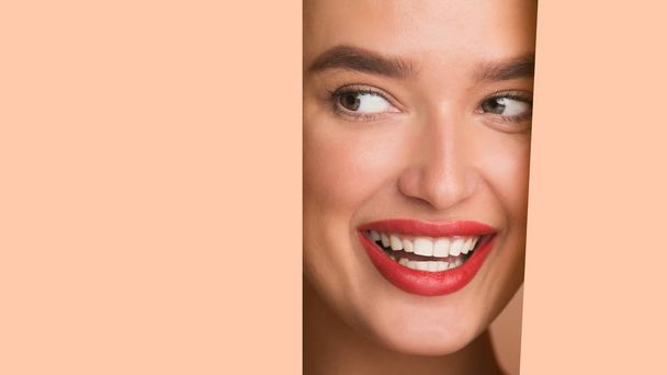 Mujer feliz con sonrisa perfecta y labios rojos
 - Foto, imagen