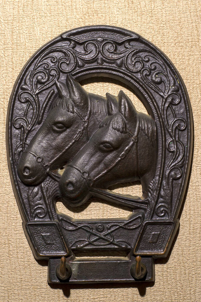 Figurine deux chevaux dans un fer à cheval
 - Photo, image