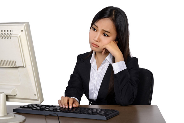 Business nainen etsii stressaantunut, koska hän työskentelee hänen tietokone
 - Valokuva, kuva