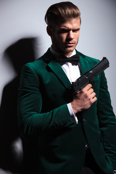 joven James Bond tipo asesino
 - Foto, Imagen
