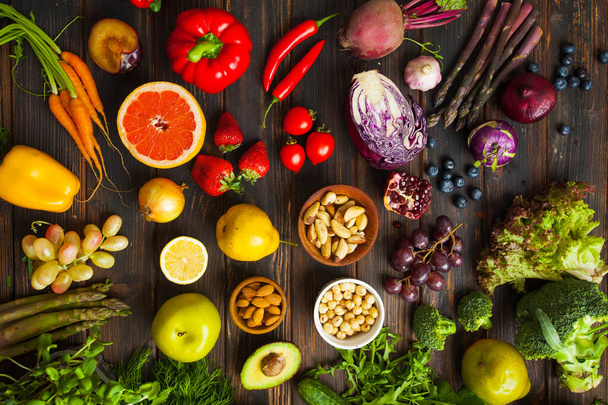 Stolik z różnymi warzywami, owocami i orzechami - Zdjęcie, obraz