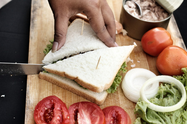 making tuna sandwich - 写真・画像