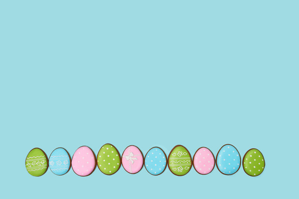 Galletas de jengibre Pascua en fila
. - Foto, Imagen