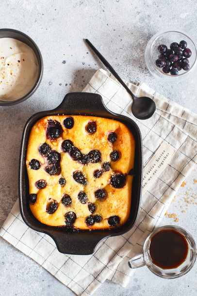 Cottage cheese casserole baked with blueberry. Curd casserole wi - Foto, imagen