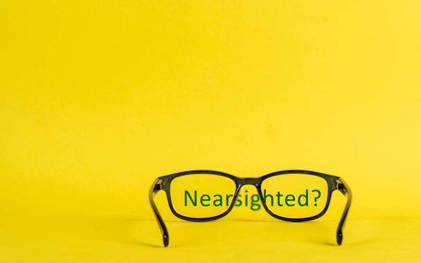 Konzept der Kurzsichtigkeit mit Brille und Buchstaben dargestellt - Foto, Bild