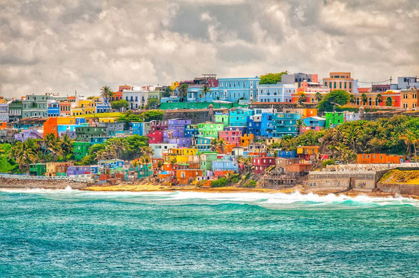 Maisons colorées bordent la colline surplombant la plage de San Juan, Puerto Rico
 - Photo, image