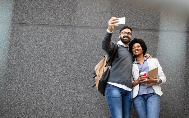 Happy couple having fun and taking selfie. Smiling people enjoying city life. - Valokuva, kuva