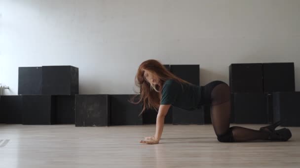 Young adult girl dancing strip plastic style in choreography studio - Πλάνα, βίντεο