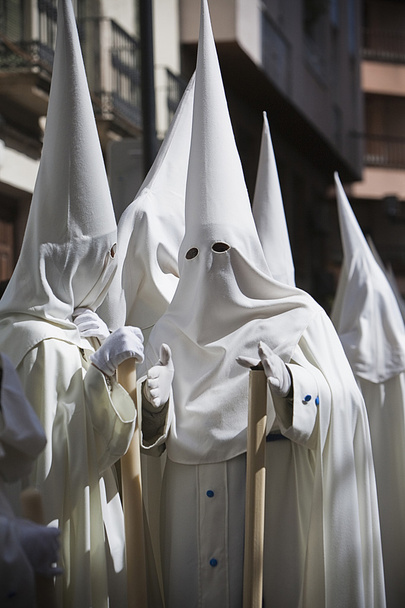 Büßer sprechen während einer Prozession der Heiligen Woche - Foto, Bild