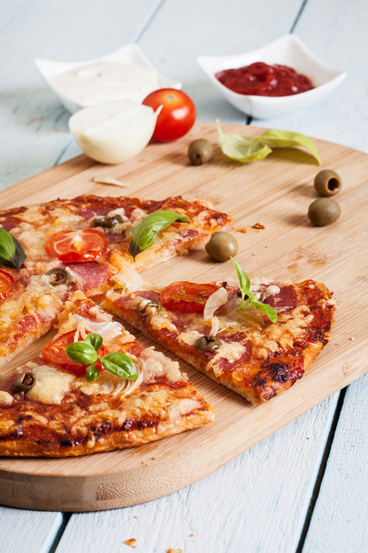 Salam, domates ve zeytin pizza - Fotoğraf, Görsel
