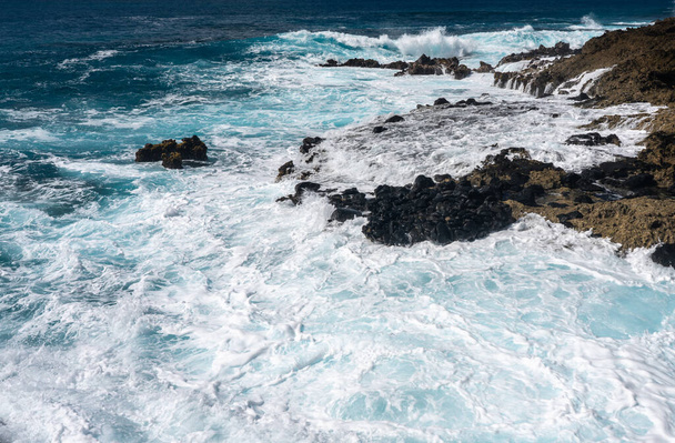 Les vagues hivernales s'écrasent sur le rivage rocheux de Kaena Point à Oahu
 - Photo, image