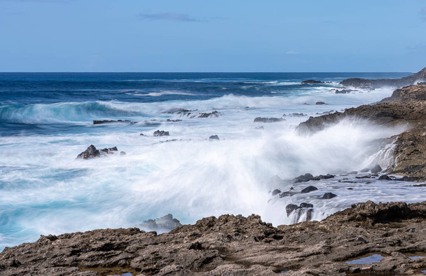 Χειμερινά κύματα συντρίβονται στη βραχώδη ακτή στο Kaena Point στο Oahu - Φωτογραφία, εικόνα