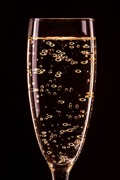 Champagnerglas mit Blasen mit Spiegelung  - Foto, Bild