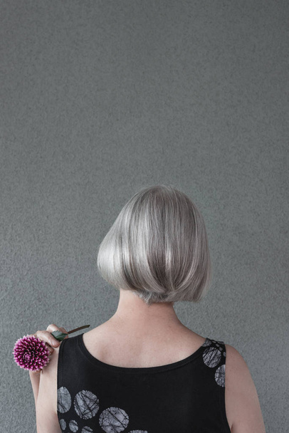Леди с серебряными волосами и красной георгией
 - Фото, изображение