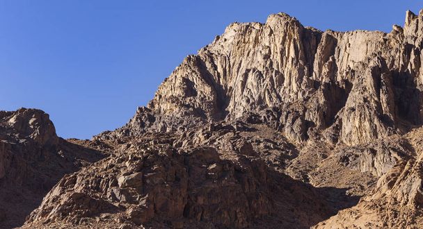 Egipto. Monte Sinaí por la mañana al amanecer. (Monte Horeb, Gabal Musa, Moisés Monte). Lugar de peregrinación y famoso destino turístico
. - Foto, imagen