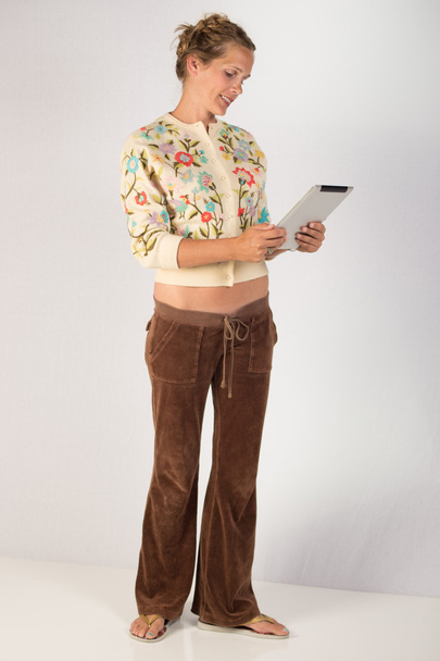 Mujer sosteniendo la tableta - Full Body Shot
 - Foto, Imagen