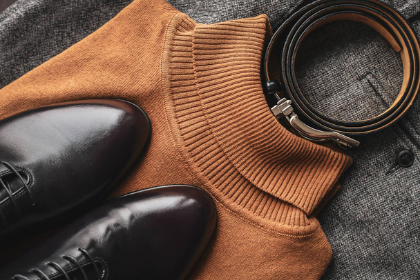 Cierre de zapatos de cuero rojo oscuro de los hombres de moda con chaqueta de tweed y suéter marrón. Vista superior
.  - Foto, Imagen