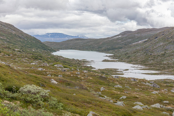 Norvég nyári táj, csodálatos kilátás hófödte hegyekre tiszta, hideg levegővel nyáron, szelektív fókusz. - Fotó, kép