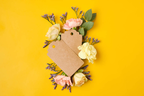 Blank gift tag, label with flowers on yellow background. Invitat - Фото, зображення