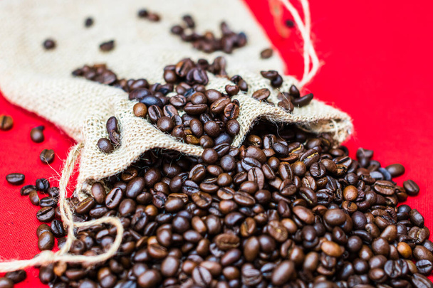 Смажені кавові зерна в мішковині, мішок з мішковиною з кавою
 - Фото, зображення