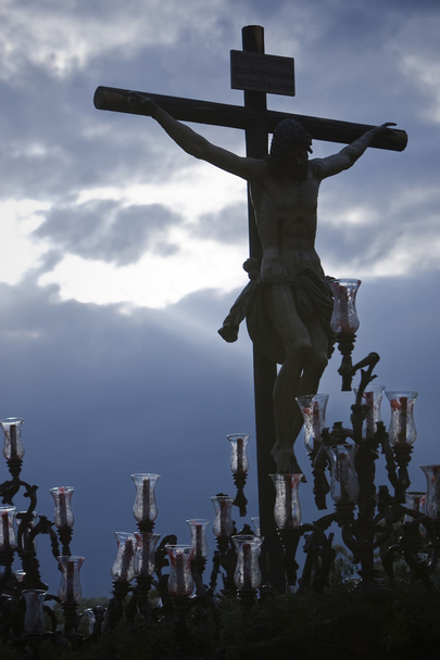 figuur van Jezus aan het kruis gesneden in hout door de beeldhouwer alvarez duarte - Foto, afbeelding
