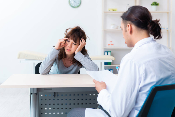 Психически больная пациентка во время посещения врача
 - Фото, изображение