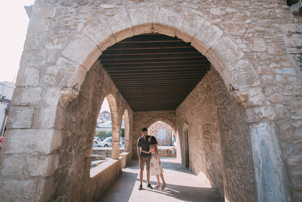 Una joven pareja de amantes en el fondo de un antiguo templo
 - Foto, imagen