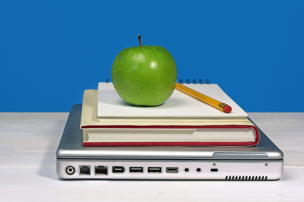 mela verde, matita e libro sul computer portatile
 - Foto, immagini