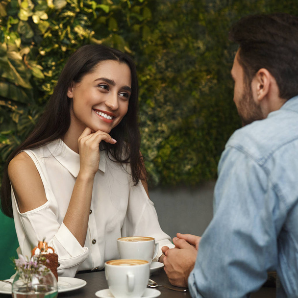 Frau im Gespräch mit Freund Dating sitzt in Cafeteria - Foto, Bild