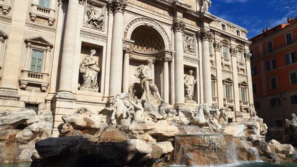 ローマのトレビの泉 - 写真・画像