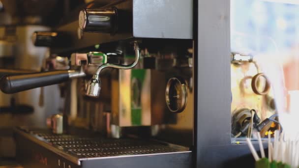 Koffie zetten met een koffiezetapparaat in een café. - Video