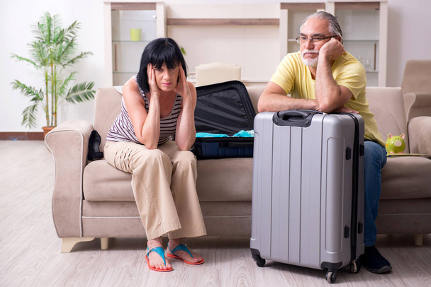 Old couple preparing for vacation travel - Foto, Bild