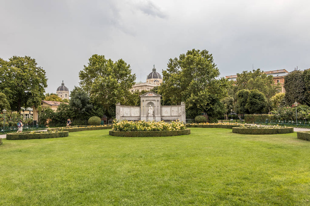 Памятник поэту Францу Гриллпарцеру в Народном саду в Вене, Австрия
 - Фото, изображение