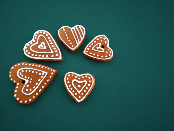 gruppo di pan di zenzero decorati a forma di cuore
  - Foto, immagini