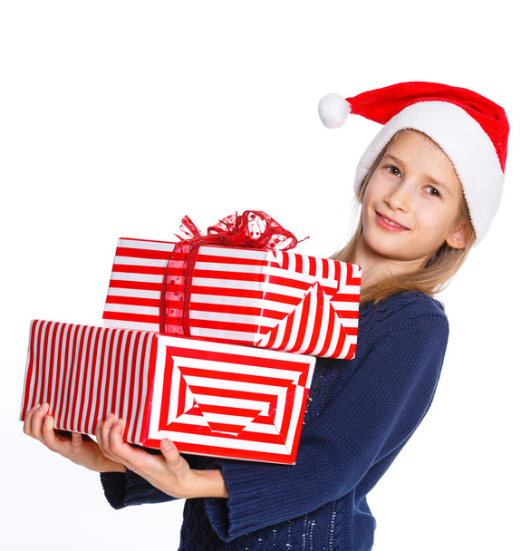 Girl in Santa's hat with gift box - Fotoğraf, Görsel