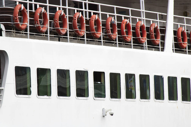 На кораблі багато круглих рятувальних жилетів. Задня частина корабля була сфотографована
. - Фото, зображення