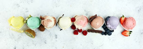 Verschiedene Eissorten mit frischen Blaubeeren, Erdbeeren, Ki - Foto, Bild