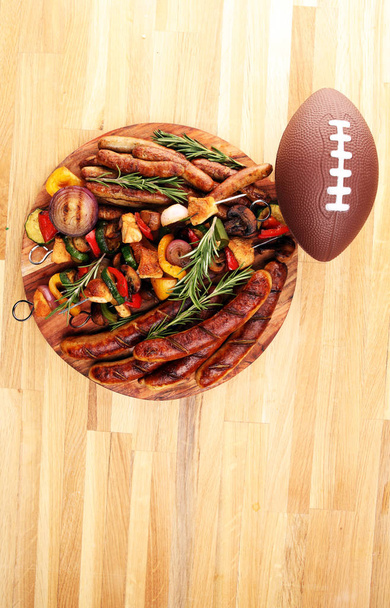 Délicieuse viande grillée assortie avec des légumes sur un barbecue esprit
 - Photo, image