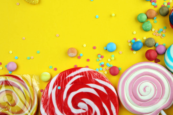 dulces con jalea y azúcar y streamers. colorida gama de di - Foto, Imagen