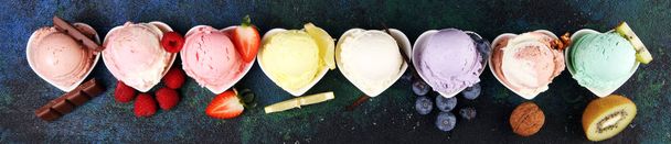 Erilaisia jäätelö maku whit tuoretta mustikkaa, mansikka, ki
 - Valokuva, kuva