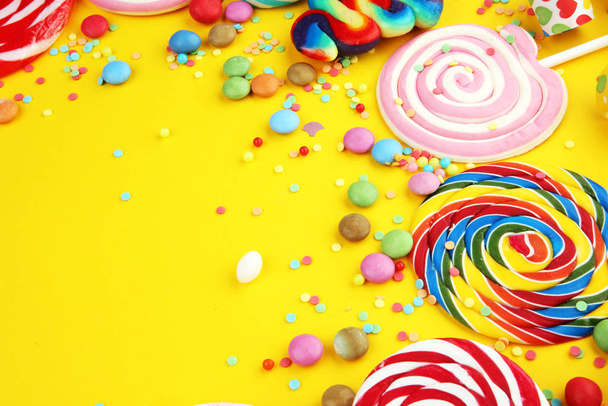 candies with jelly and sugar and streamers. colorful array of di - Foto, Imagen