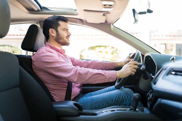 Vista lateral do homem adulto médio confiante na condução casual carro novo
 - Foto, Imagem