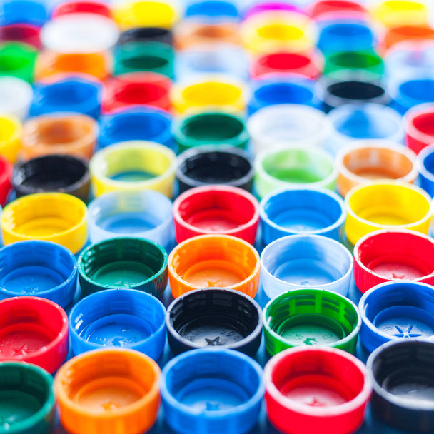 Textuur van gekleurde plastic doppen. - Foto, afbeelding