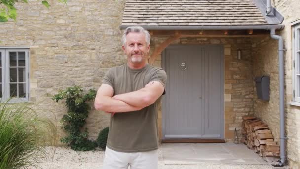 Retrato de un orgulloso hombre mayor parado frente a la puerta de su casa - baleado en cámara lenta
 - Metraje, vídeo