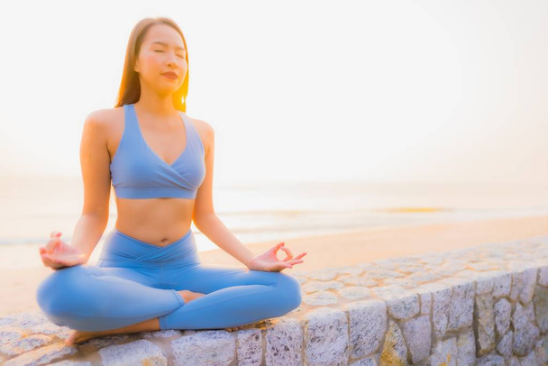 Porträt junge asiatische Frau tun Meditation rund um Meer Strand Ozean  - Foto, Bild