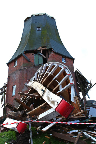 wiatrak w burzy 2013 roku zniszczeniu - Zdjęcie, obraz