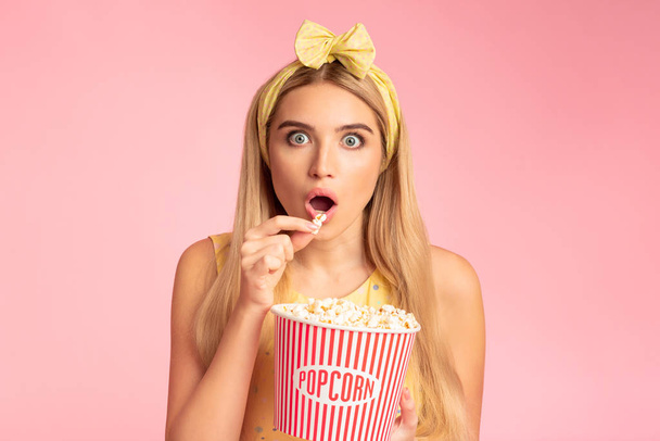 Schockiertes Mädchen schaut Film mit Popcorn - Foto, Bild