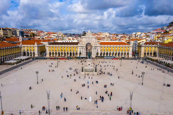 Лиссабон осмотр достопримечательностей сверху - Центральная площадь под названием Praca do Comercio - кадры с беспилотников
 - Фото, изображение