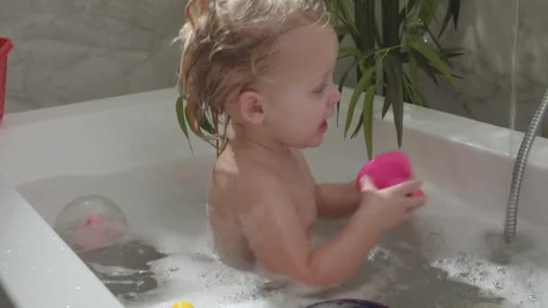 Niño juguetón en el baño
 - Metraje, vídeo