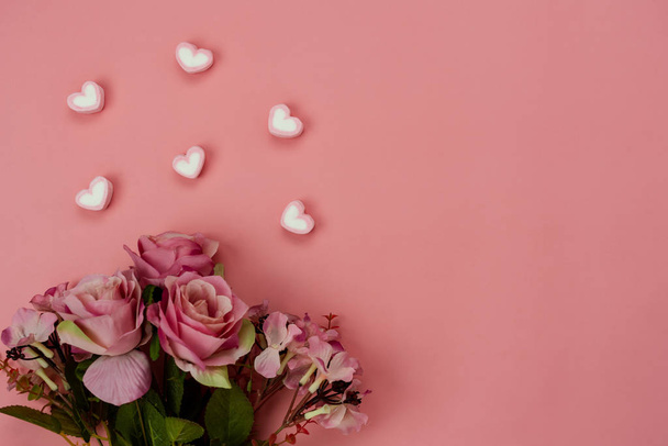 Asztali nézet légi kép dekorációk nemzetközi női nap ünnep koncepció háttér.Lapos laikus jele szezon a szó 8 március boldog nő napja virággal és szívvel rózsaszín papíron. - Fotó, kép